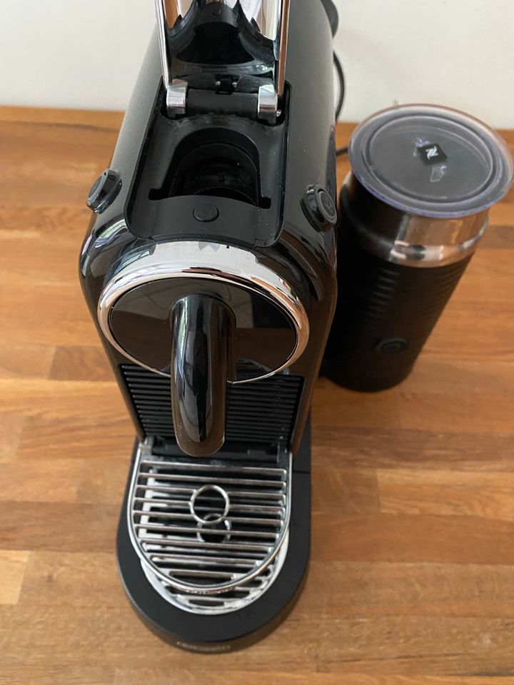 DeLonghi Nespresso Kapselmaschine mit Milchaufschäumer in Berlin