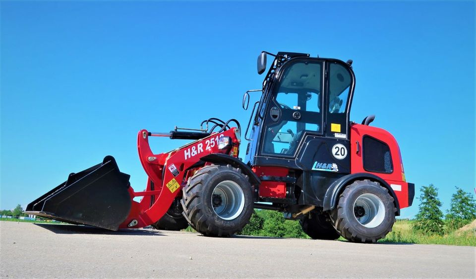 Hoflader Radlader H&R2512 mit Schnellwechsler, Gabel und Schaufel in Falkenberg