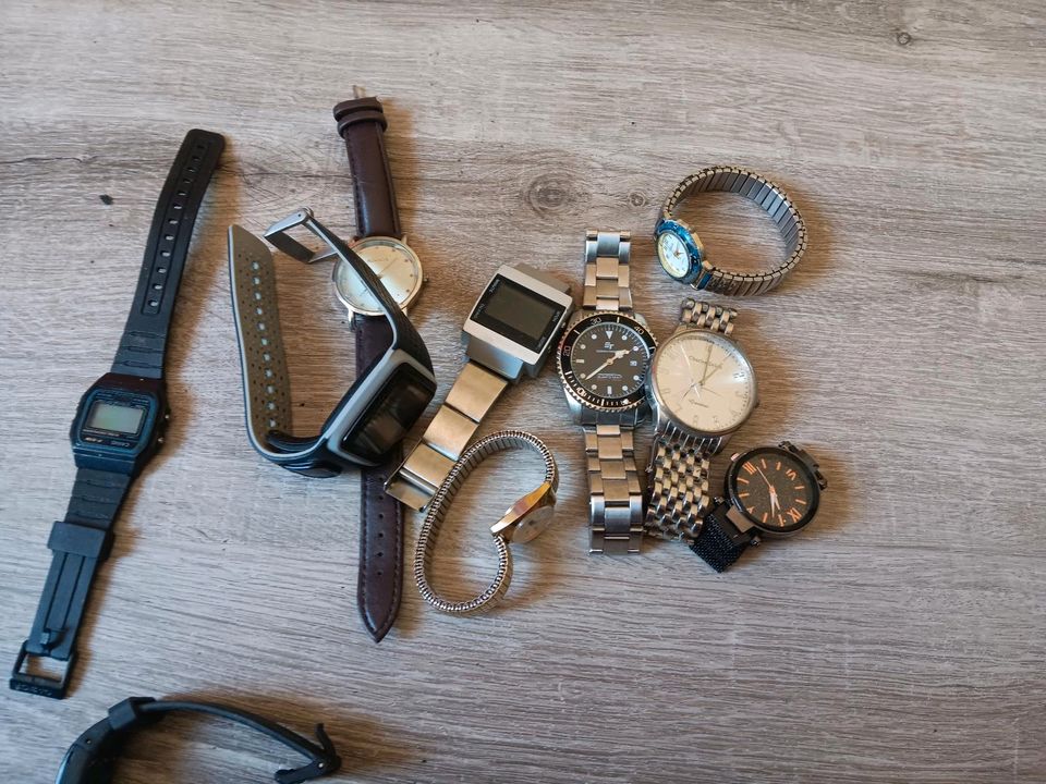 Verschiedene Uhren an Bastler in Soltau