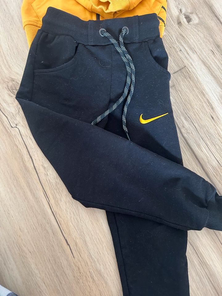 Trainingsanzug Nike Air in gelb/schwarz (Größe 116) in Losheim am See