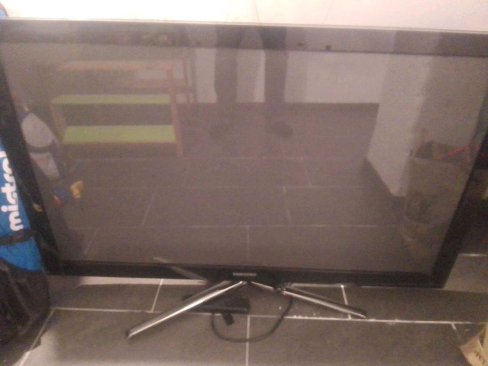 Großer, defekter Samsung Fernseher in Oberhausen