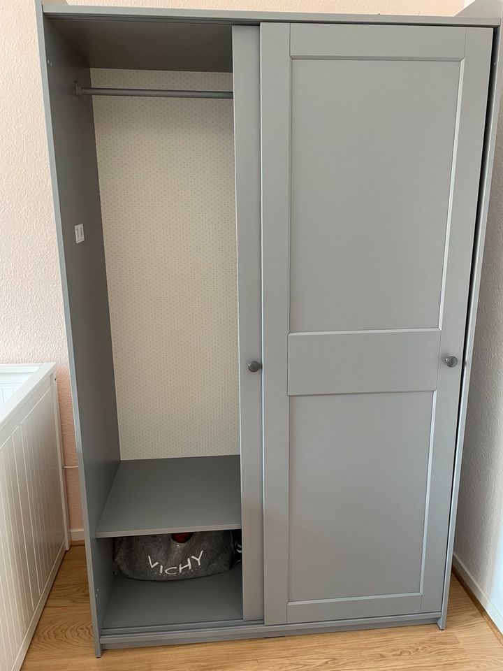 Hauga Ikea Kleiderschrank grau mit Schiebetüren in Osnabrück