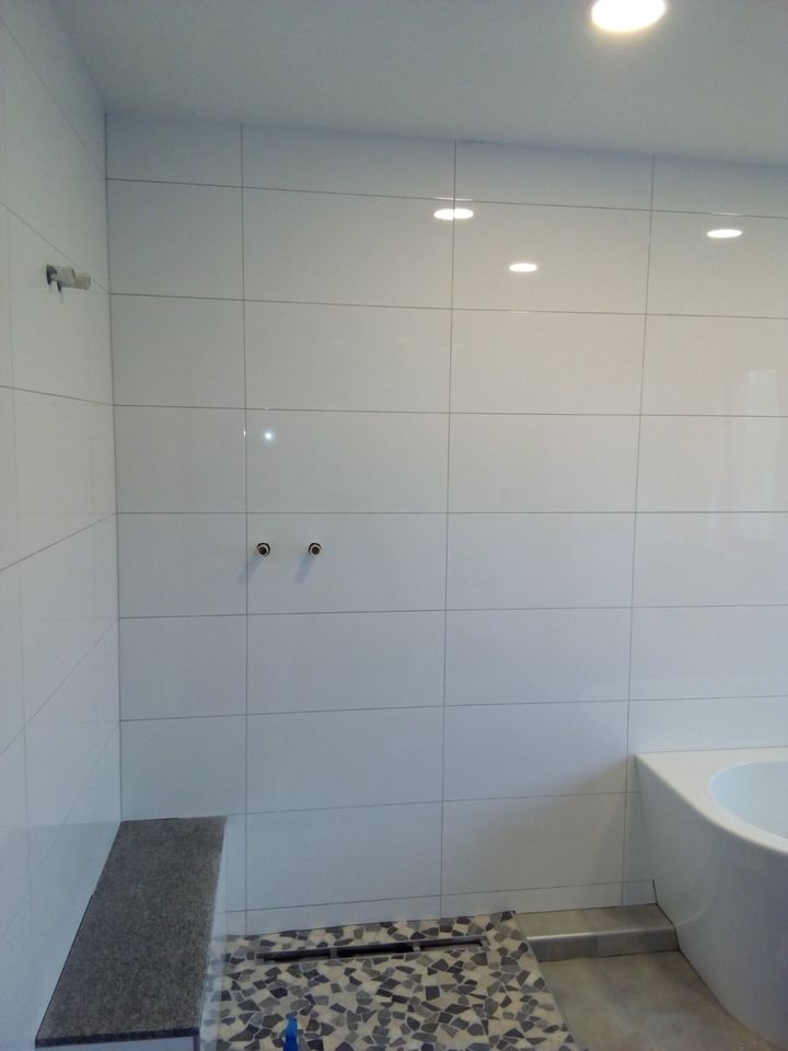 Badezimmer renovieren , Badezimmer Sanierung , Fliesenarbeiten in Bremen