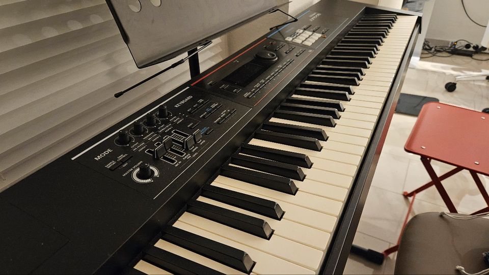 Roland JUNO-DS88 Synthesizer in Karlsruhe