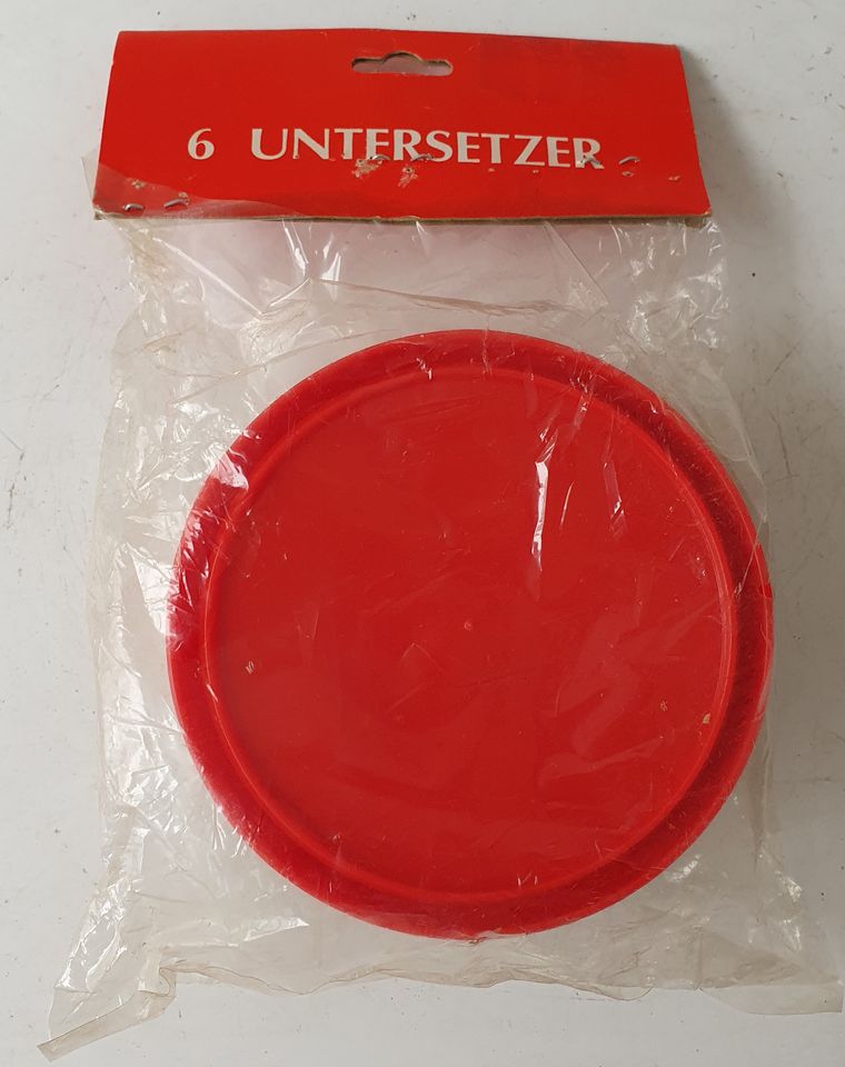 6 Untersetzer, Ø ca. 10 cm, Kunststoff/Kork, 5 Farben, unbenutzt in Lübeck