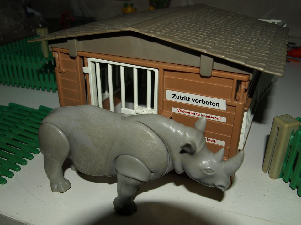 Play Mobil Tierhaus mit Nashorn und Gehege in Kellinghusen