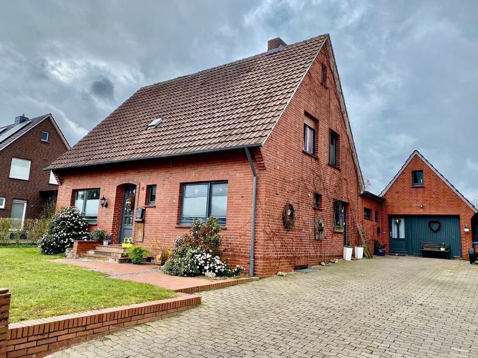 Einfamlienhaus mit Einliegerwohnung auf großem Grundstück. in Berge