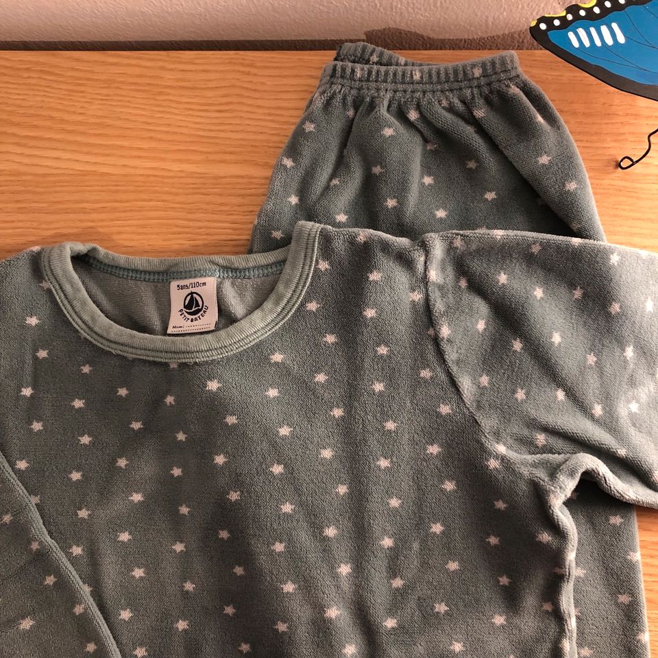 Petit Bateau warmer Pyjama aus Nicki Sterne Gr. 110 / 5 J in Düsseldorf