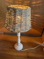 Shabby Chic Stehlampe Holz mit Korbschirm Bayern - Coburg Vorschau