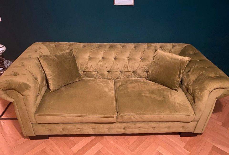 Lieferung! 2-Sitzer Couch grün samt, Sofa mit Kissen in Halle