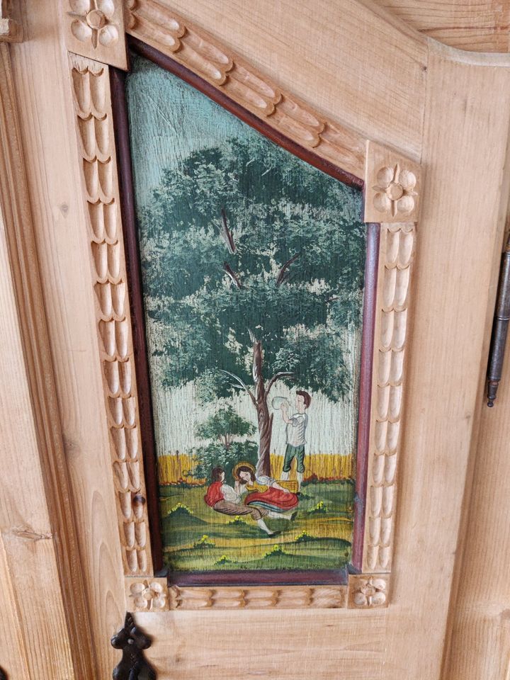 Kleiderschrank aus Echtholz - Handarbeit mit Malereien in Bünde