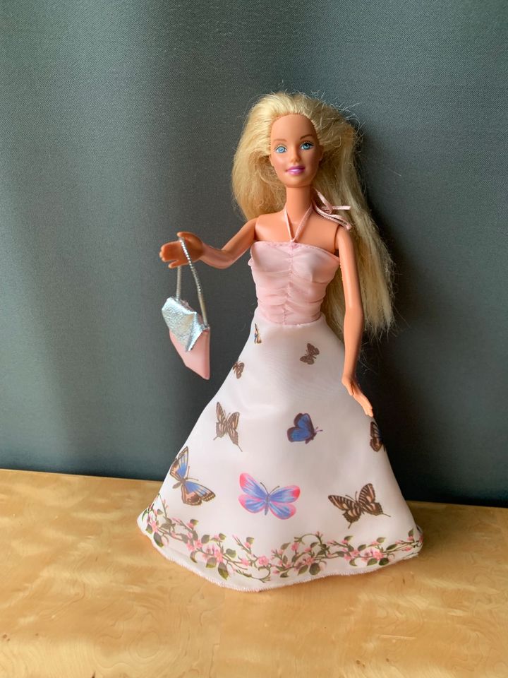 Neuwertig - Barbie im Satin Schmetterlingskleid - Marke: Mattel in Münster