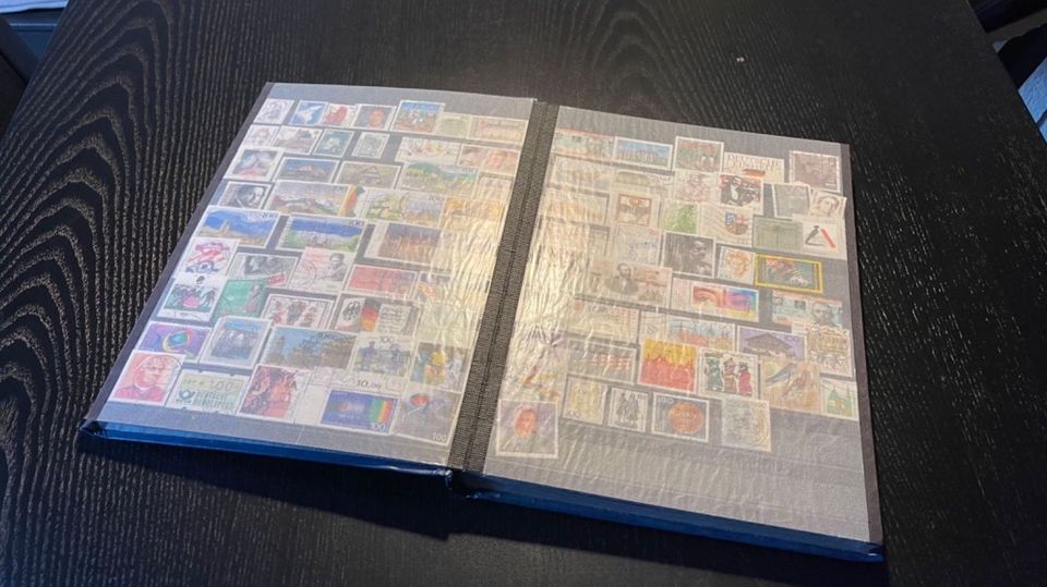 Briefmarken Album mit ca. 500 Briefmarken in Schopfheim