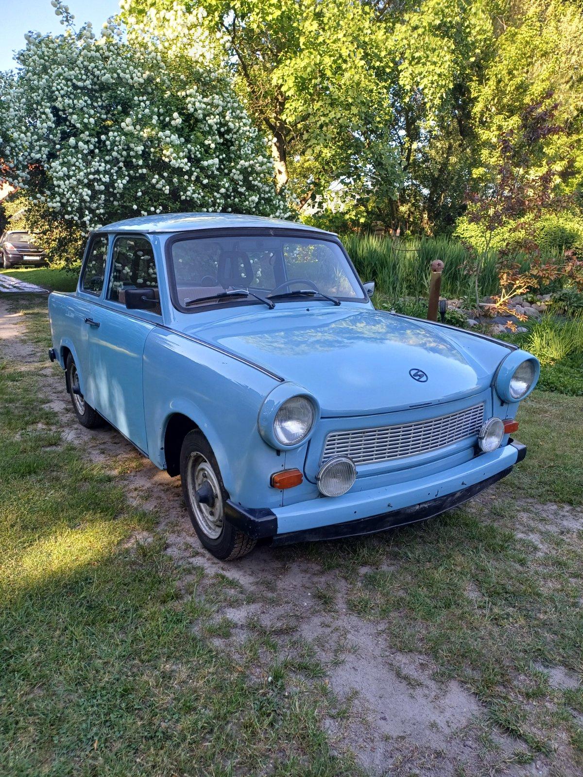 Abbildung des Autos himmelblauer Trabant 601…