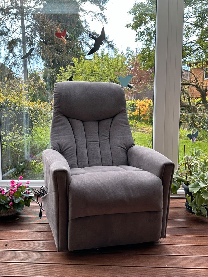 Neuwertiger elektronisch verstellbarer Sessel in Springe