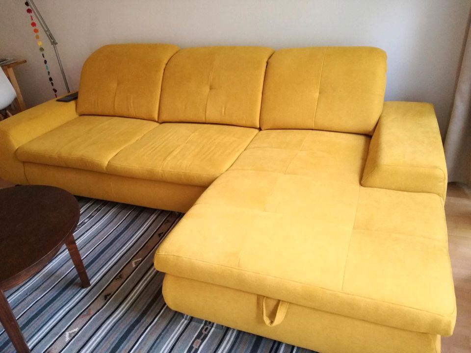 Gelbes Sofa, Schlafsofa, 300cm breit in Hamburg