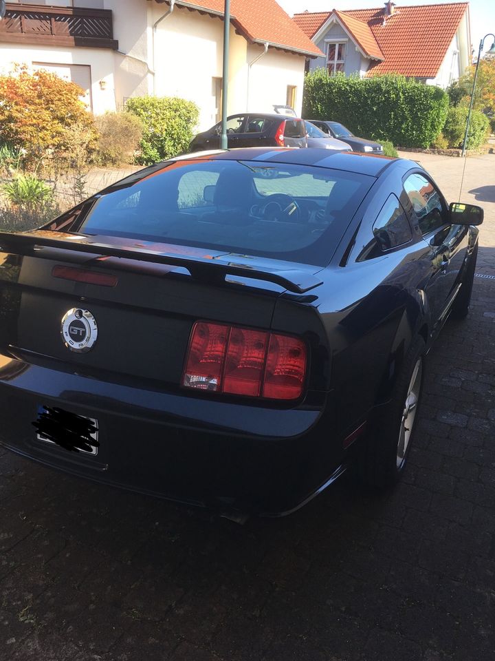 Ford Mustang GT V8 Schalter schwarz Leder Carfax in Mainz