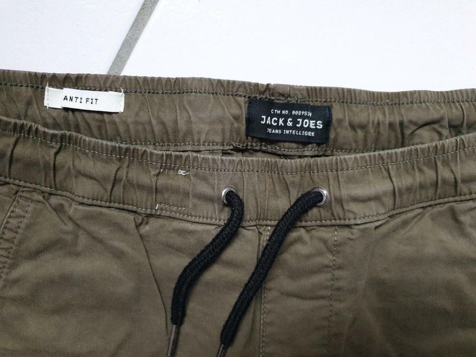 Hose Jack & Jones khaki Gr. 29/32 in Wettlingen