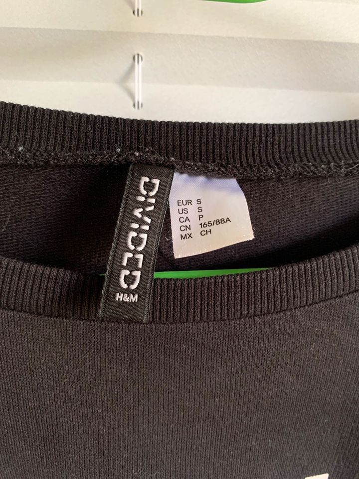 H&M Langarmshirt Gr. S schwarz dünnes Sweatshirt DIVIDED in Bissendorf