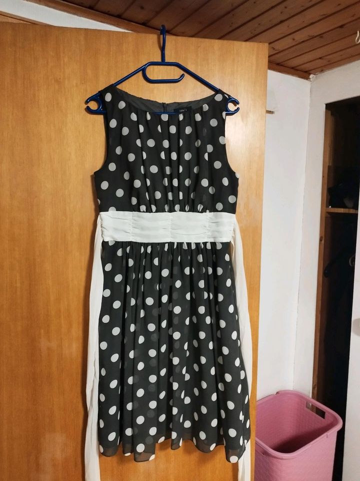 Klein, Sommerkleid, Abendkleid zu verkaufen in Marburg