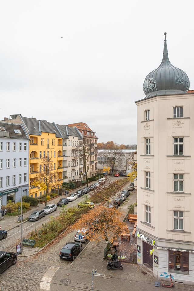 Altbau im aufstrebenden Oberschöneweide: Helle 2-Zimmer-Erdgeschosswohnung mit Terrasse in Berlin