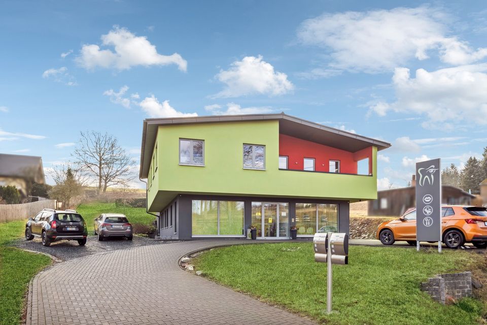 Moderne Praxisimmobilie mit exklusiver wohnwirtschaftlicher Nutzungsmöglichkeit im Obergeschoss in Oelsnitz / Vogtland