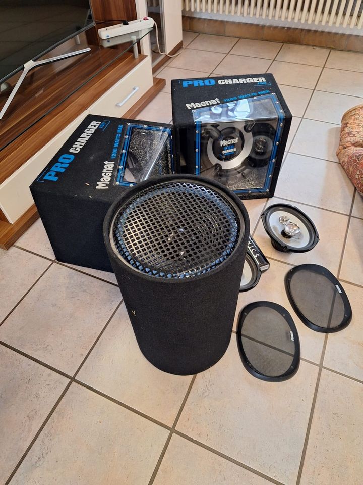 Subwoofer 1200W mit Lautsprecher alles funktioniert in Hainburg