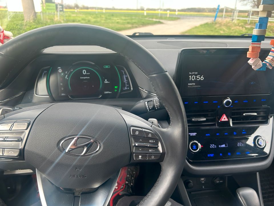 Hyundai Ioniq Prime mit Glasdach und AHK in Meine