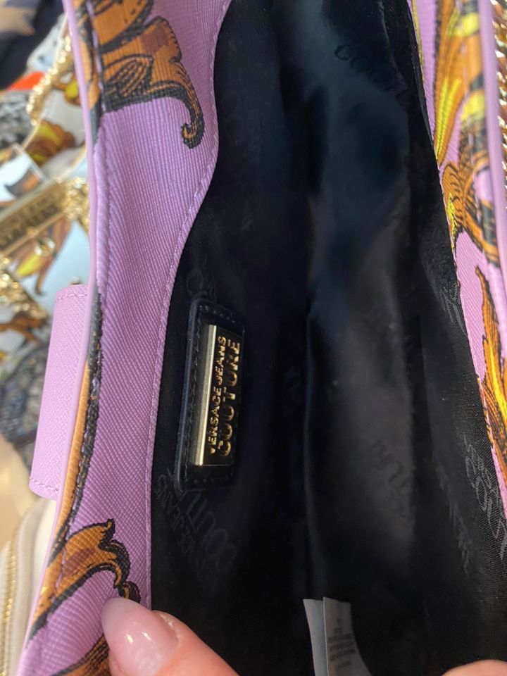 Neue Original Versace Handtasche Leder weiß Gold lila in Frankfurt am Main