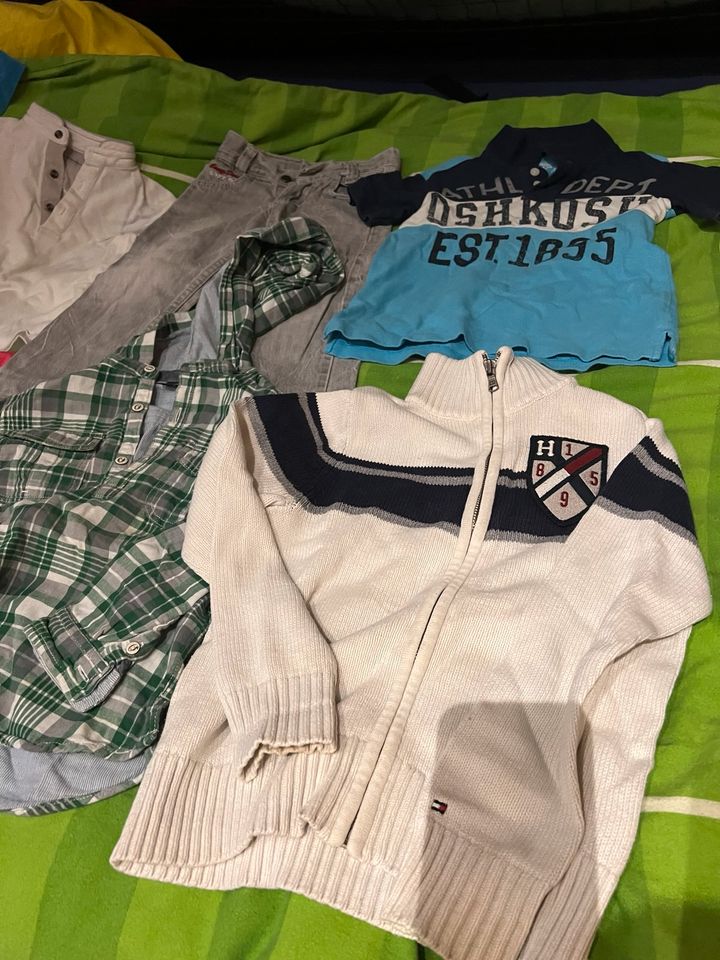 Jungs Klamotten Paket Gr 104/110 Oshkosh, Tommy Hilfiger in Altenstadt