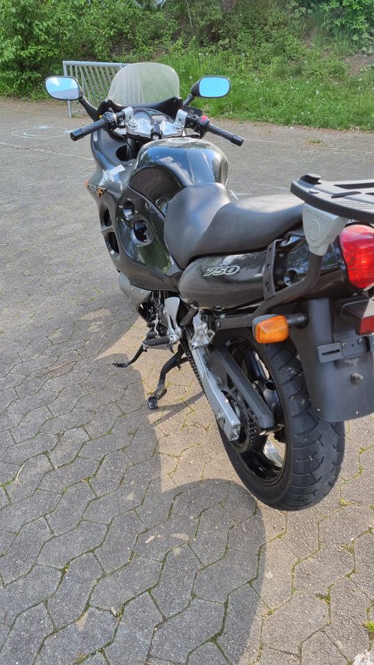 GSX 750 F Suzuki  schönes Motorrad in Lennestadt