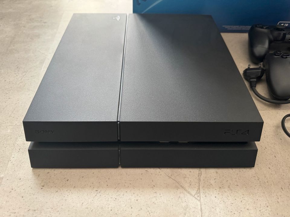 PlayStation 4 1 TB mit Controller in Dresden