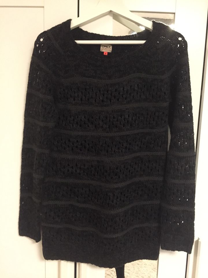Only Pullover mit Muster in schwarz-lila Größe M in Eckernförde
