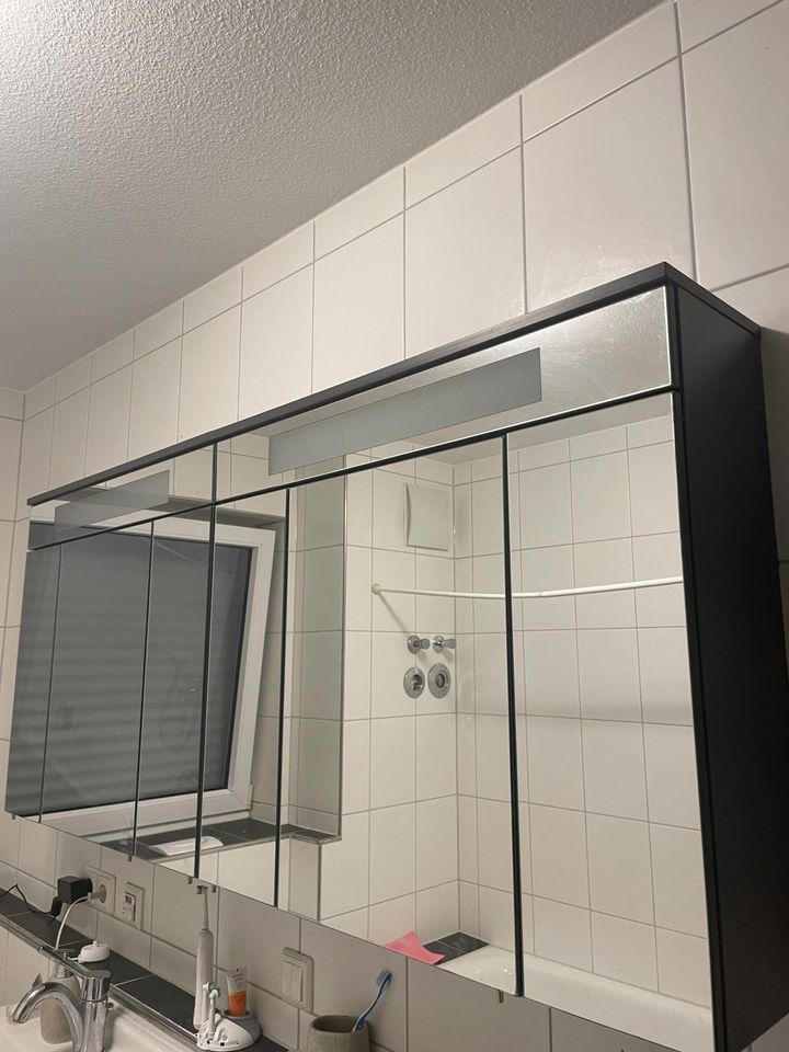 Badschrank mit Spiegel und Licht in Böblingen