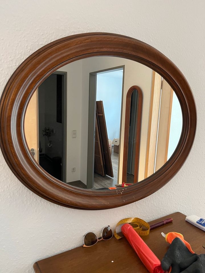 Spiegel, oval mit Holzeinfassung teakfarben in Kassel