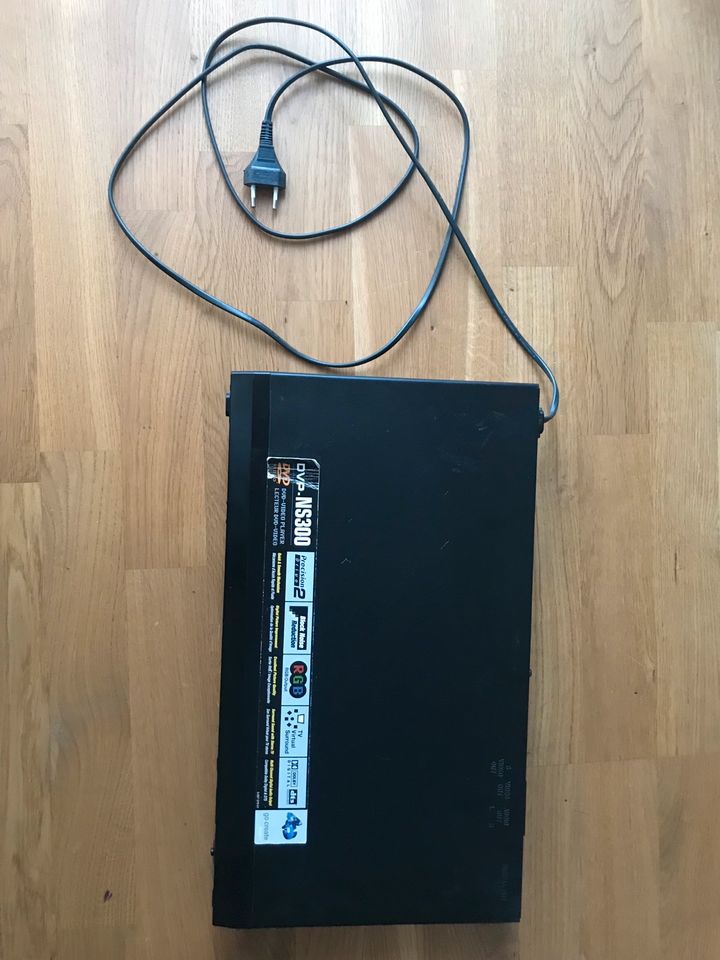 Sony DVP-NS300 Player mit Gebrauchsanleitungen und Fernbedienung in Mauer