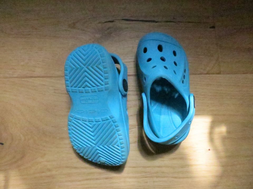 Tolle hellblaue Crocs in Größe 22 in Köln