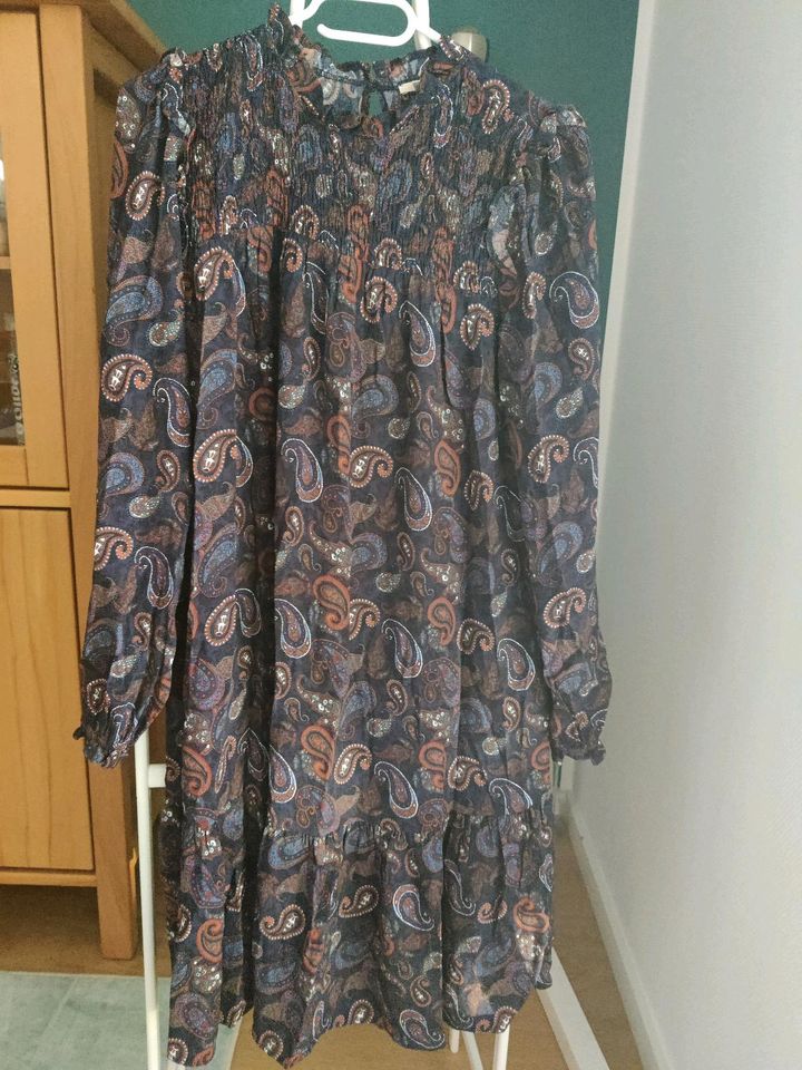 Esprit EDC Kleid mit Paisley und Rüschen in Hannover