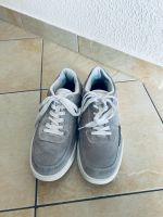 Schöne Tommy Hilfiger Sneaker in Größe 43 für Herren Dresden - Leubnitz-Neuostra Vorschau