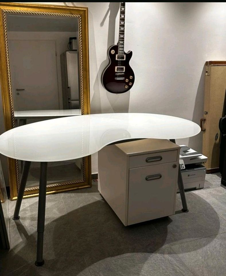 Schreibtisch IKEA Galant, Nierenform, Glas, höhenverstellbar in Ibbenbüren
