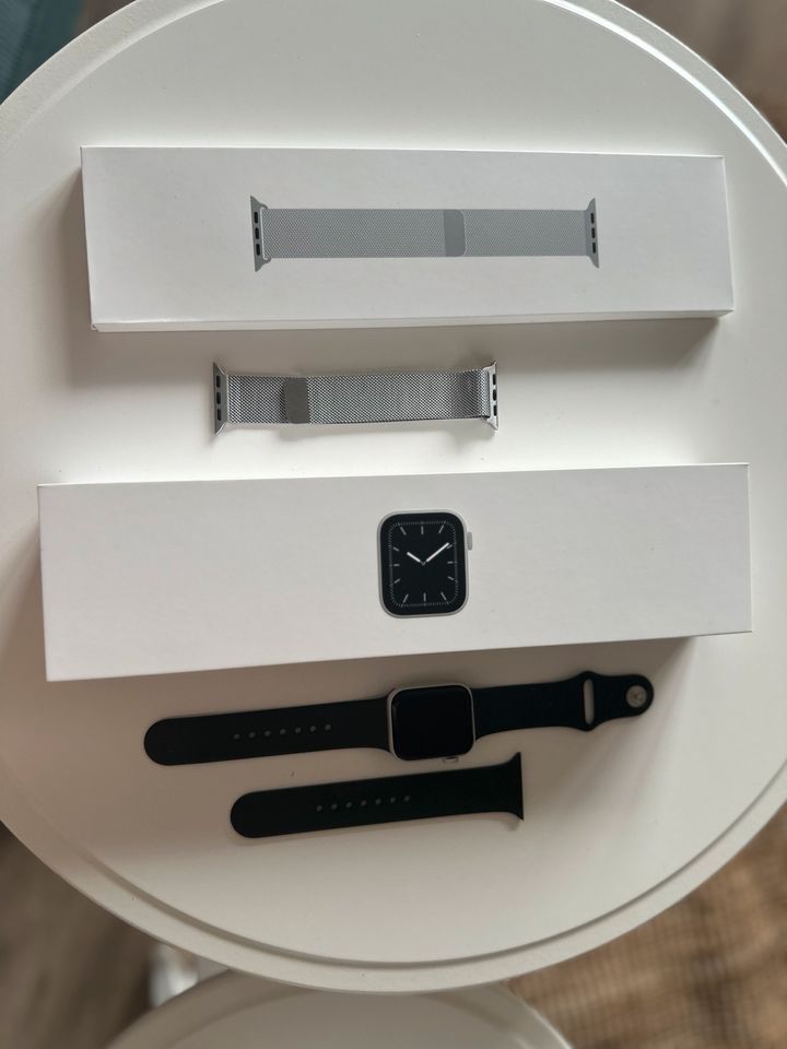 Apple Watch Series 5 | Khaki Case | silber Case | 97% A-K in Kiel