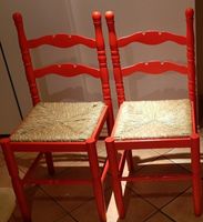 2 Esszimmerstühle rot Landhausstil Binsengeflecht Retro Vintage Hessen - Lich Vorschau