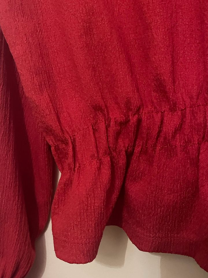 Rote Bluse Blouse mit Rüschen und Raffung in Goch