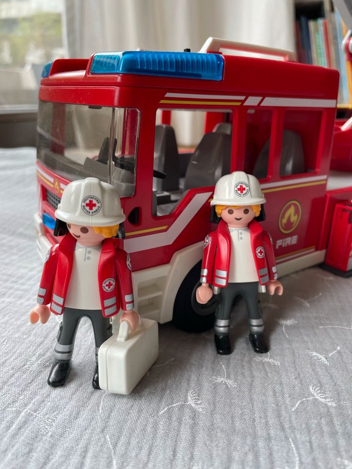 PLAYMOBIL City Action Feuerwehr-Leiterfahrzeug in Berlin