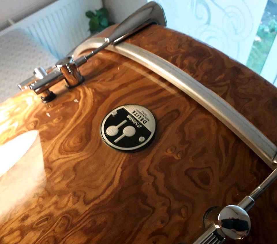 Sonor Delite Bassdrum 24 x 17 Walnut Roots, o. Rosette, inkl.Vers in Schwebheim