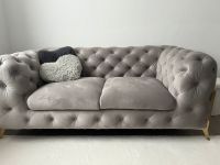 Ashley Chesterfield Sofa mit Goldene Metall Füßen Schleswig-Holstein - Lübeck Vorschau