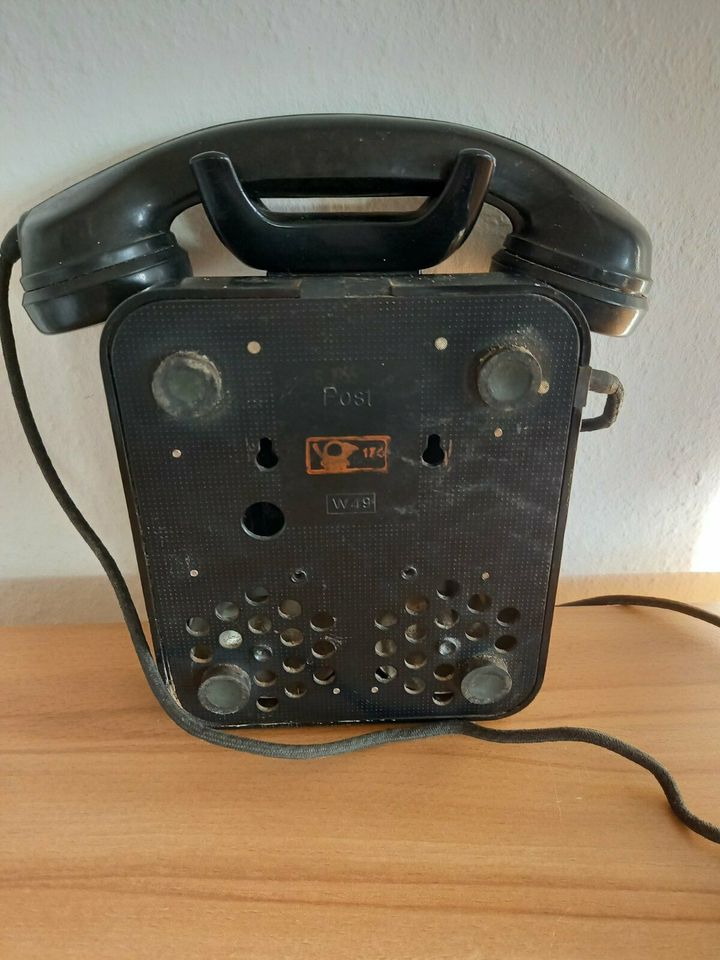 Altes analoges Wandtelefon ohne Wählscheibe Post  W 49 in Oetzen