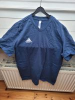 Adidas T-Shirt mit V-Ausschnitt ungetragen aber gewaschen Hessen - Wetzlar Vorschau