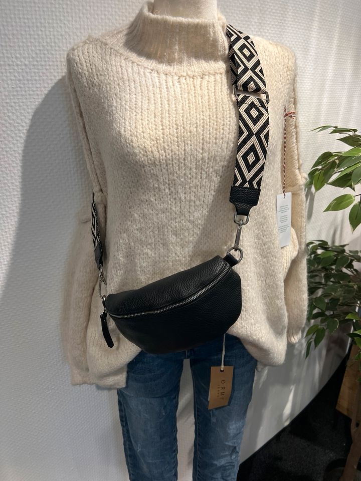 Crossbody Ledertasche in schwarz mit Stoff und Ledergurt neu in Essen