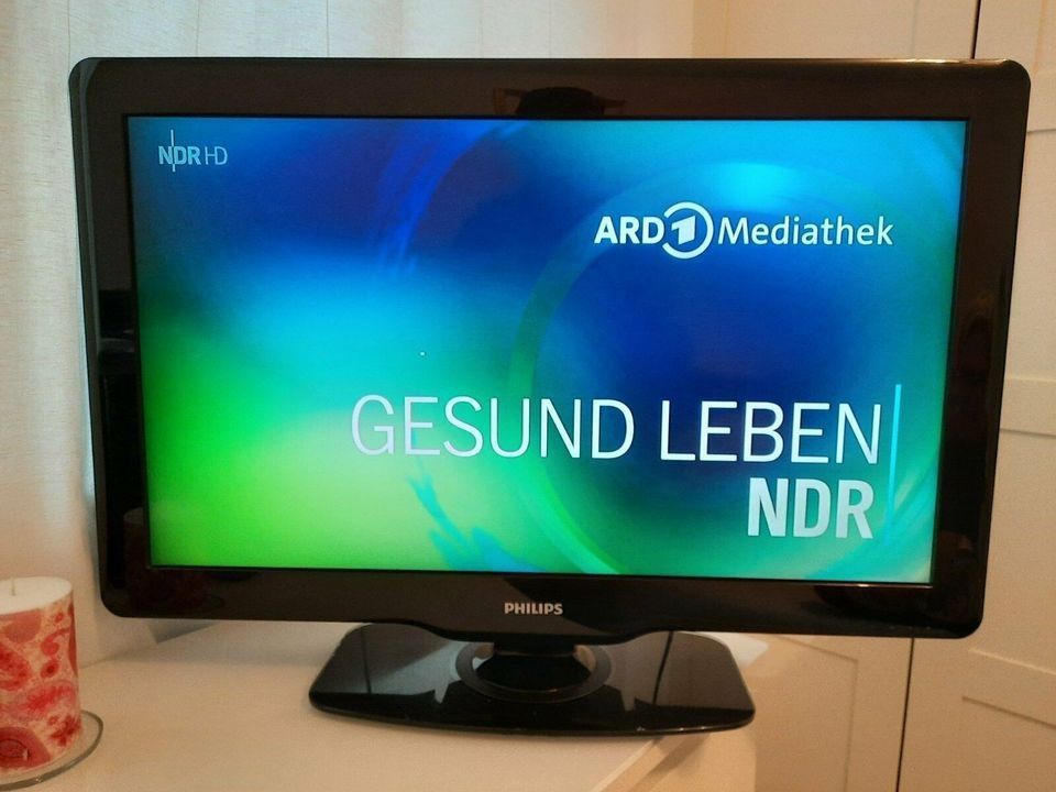 LCD Fernseher PHILIPS (79 cm x 48,8 cm) in Hamburg